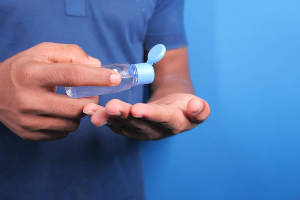 close-up de mão jovem usando desinfetante para prevenir o vírus  - Foto, Imagem