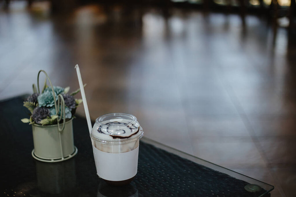 Холодне какао-скло на скляному столі в кафе. Селективний фокус
 - Фото, зображення