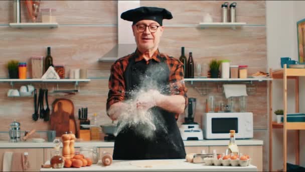 Kokki taputtaa kädet täynnä jauhoja - Materiaali, video