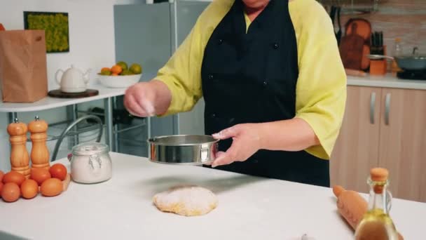 Dodawanie mąki w sicie metalicznym - Materiał filmowy, wideo