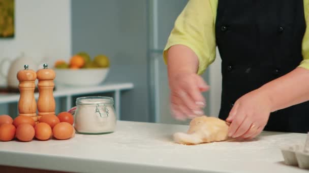 Baker bereidt vers brood en gebak - Video