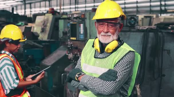 Vezető gyári munkás vagy mérnök közeli portré a gyárban - Felvétel, videó