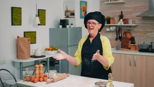 Idős pék élvezi a liszttel való főzést - Felvétel, videó