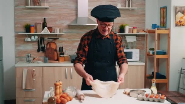 Šéfkuchař v uniformě točit a házet pizzou - Záběry, video