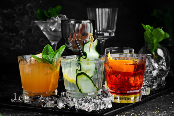 Farbige Cocktails in Gläsern an der Bar. Menüleiste. Alkohol. - Foto, Bild