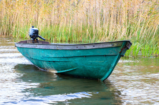 Bateau de pêche en plastique avec moteur sur le lac en journée d'été - Photo, image