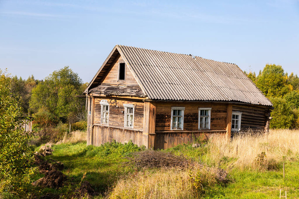 Starý opuštěný dřevěný dům na venkově v letním dni. Novgorodská oblast, Rusko - Fotografie, Obrázek
