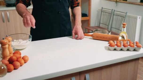 Faire de la pâte par les mains de l'homme à la maison - Séquence, vidéo