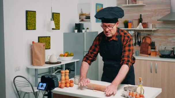Koch im Ruhestand nimmt neue kulinarische Episode auf - Filmmaterial, Video