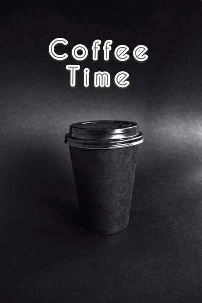 tasse de café en papier noir sur fond noir, prendre le café avec vous - Photo, image
