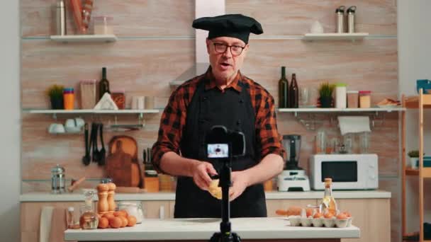Senior man maakt inhoud voor culinaire blog - Video