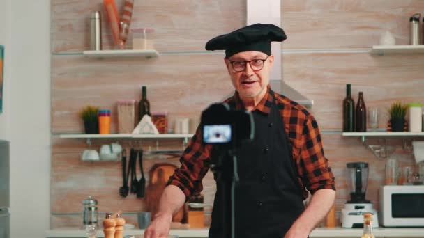 Portret van de positieve chef-kok opname vlog in de keuken - Video