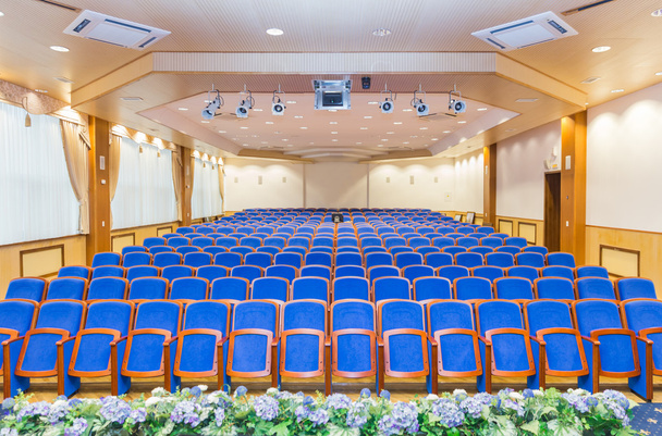 conferentiezaal met blauwe stoelen - Foto, afbeelding