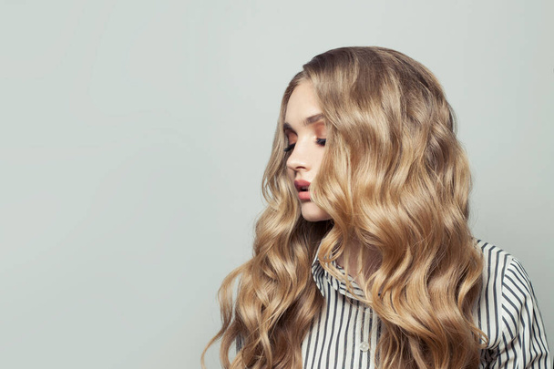 Divat modell nő hosszú szőke frizura fehér háttér - Fotó, kép