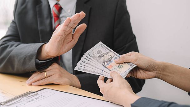 Επιχειρηματίας αρνείται τα χρήματα στο φάκελο της σύμβασης συμφωνία, δωροδοκία και διαφθορά έννοια - Φωτογραφία, εικόνα