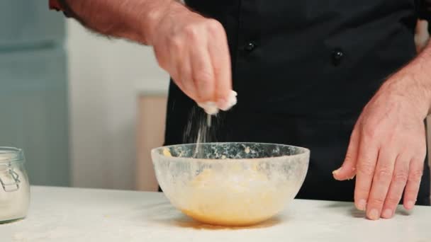 Шеф-повар смешивает тесто в миске - Кадры, видео