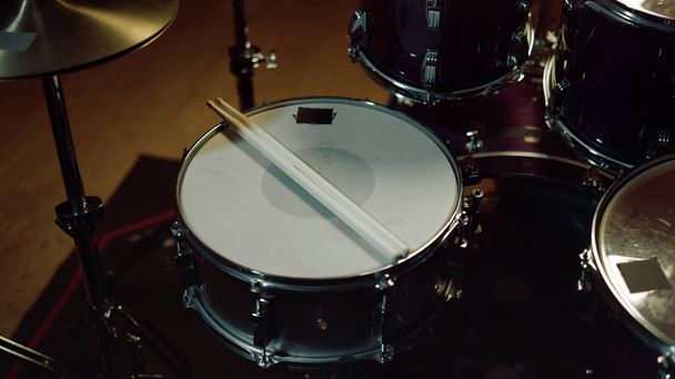 ジャズバンド用のドラムセットを閉じます。レコーディングスタジオでのプロのドラムキット. - 写真・画像