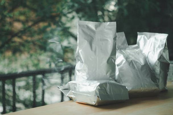 Verpackungen für Kaffee, Tee und Gewürze, Snacks und Beeren auf Holztisch - Foto, Bild