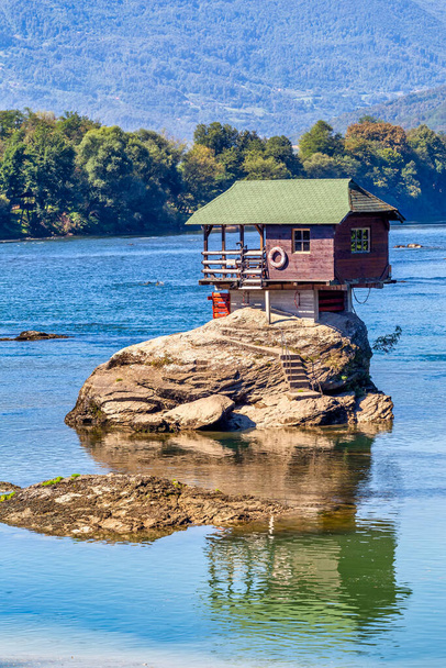 Река Дрина со знаменитым домом на скале. Дом на камне на реке Дрина в Баине, Сербия.  - Фото, изображение