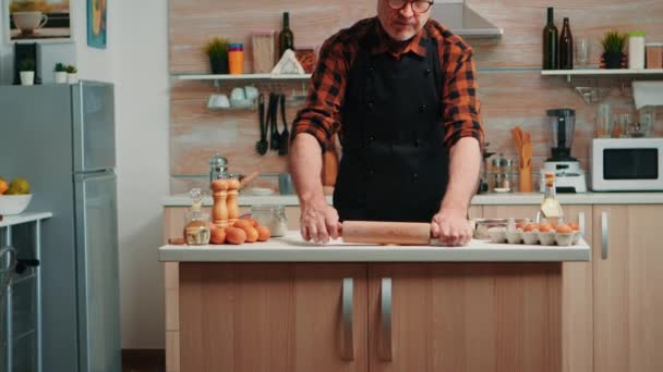 Vaření ručně vyráběných těstovin s bio ingrediencemi - Záběry, video