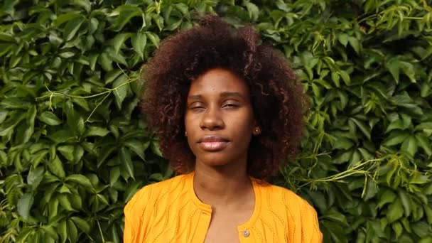 mulher afro-americana feliz abre os olhos e sorri - Filmagem, Vídeo