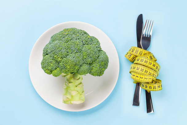 Comida saludable y concepto de pérdida de peso. Dieta y fitness. Vista superior plano laico - Foto, imagen
