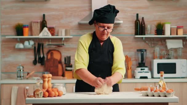 Großmutter bereitet selbst gebackenes Brot zu - Filmmaterial, Video