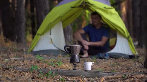 Caffè aromatico è preparato in una macchina del caffè geyser nella foresta - Filmati, video