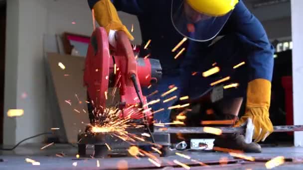 プロの機械工は鋼金属を切断している. - 映像、動画
