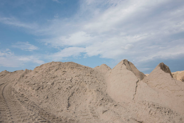 winning van de natuurlijke hulpbronnen zand voor de bouwnijverheid - Foto, afbeelding