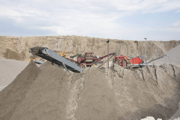 wydobycie piasku naturalnego dla przemysłu budowlanego - Zdjęcie, obraz