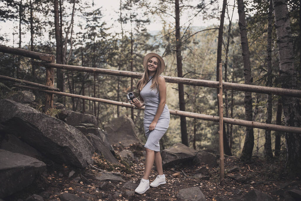 Viaggiatore donna turista in una foresta buia - Foto, immagini