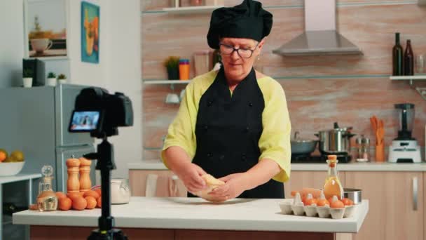 Старшая женщина создает контент для кулинарного блога - Кадры, видео