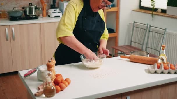 Chef-kok handen met bloem in voorbereiding voor het bakken - Video