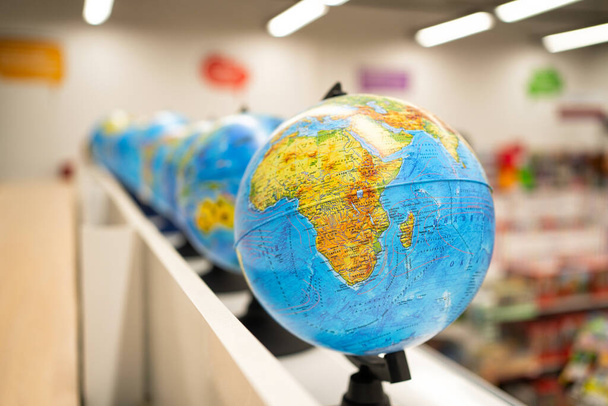 globes on shelf in store or in classroom.  - Foto, Bild