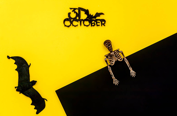 Flatlay auf Hintergrund und Skelett an der Ecke, leerer Raum für Text, Halloween-Konzept. - Foto, Bild