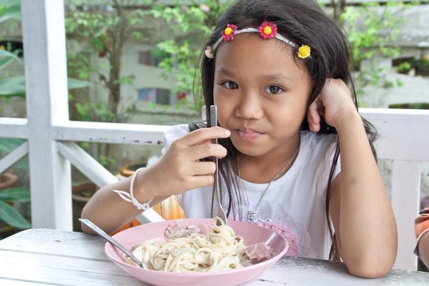 lány eszik spagetti. - Fotó, kép