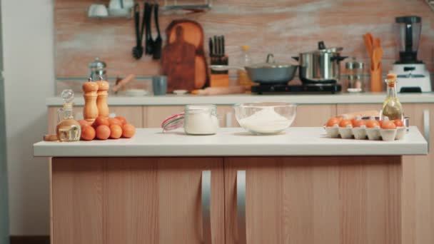 Hozzávalók a tortához az üres konyhában - Felvétel, videó