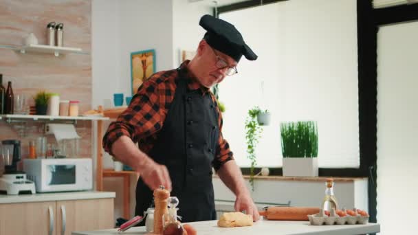 Cukrász otthon dolgozik a nyers tésztával - Felvétel, videó