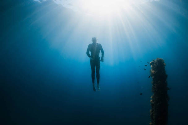 2020. szeptember 10. Anapa, Oroszország. Professzionális szabadúszó búvárruhában és roncs víz alatti átlátszó tengerben. - Fotó, kép