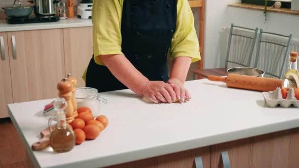 Женщина разминает тесто на столе - Кадры, видео