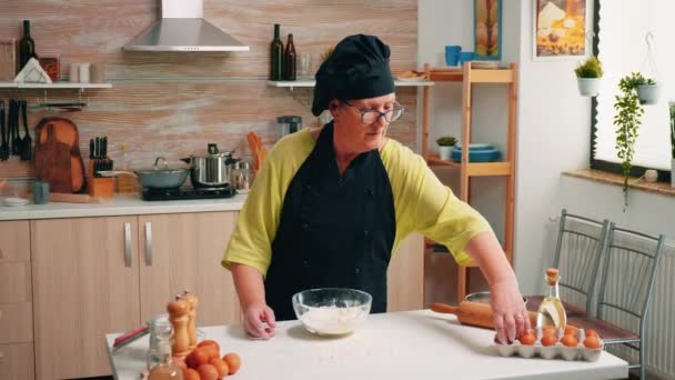 Mujer rompe huevo por encima de harina blanca - Metraje, vídeo