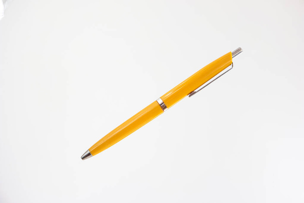Vintage klassinen keltainen kynä lähikuva lävistäjä laukaus eristetty valkoinen. - Valokuva, kuva