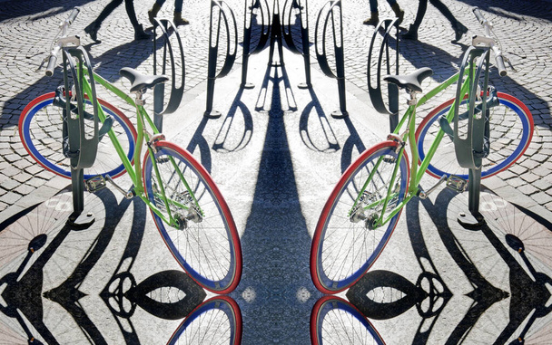 Vergrendelde gekleurde fiets geparkeerd op de stoep met schaduwen - Foto, afbeelding