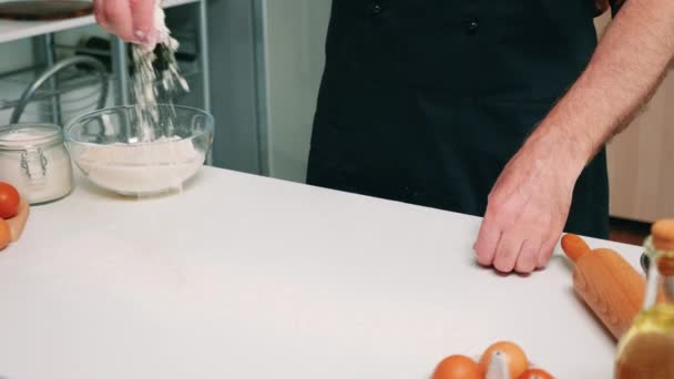 lähikuva miehestä käsin seulonta jauhot - Materiaali, video