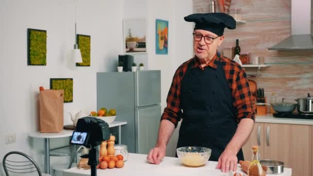 Vlogger zeichnet Kochsendung auf - Filmmaterial, Video
