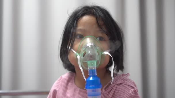 Μια Ασιάτισσα που έχει μάσκα οξυγόνου και αναπνέει μέσω ενός νεφελοποιητή στο νοσοκομείο. Έννοια της βρογχίτιδας, αναπνευστικής και ιατρικής θεραπείας. - Πλάνα, βίντεο