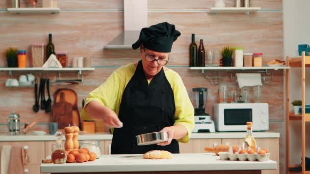 Mujer panadero utilizando tamiz de harina - Metraje, vídeo