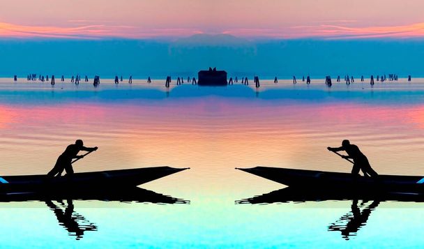 Венецианский закатный симметричный силуэт гребцов в малиновой озерной воде с силуэтами и отражениями. Сюрреалистический спекулятивный взгляд, художественный принт, чтобы повесить - Фото, изображение