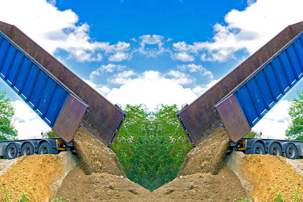 Big Dump Truck au travail de téléchargement de sable et de terrain dans l'image spéculaire ciel bleu nuageux fond spéculaire vue panoramique surréaliste - Photo, image